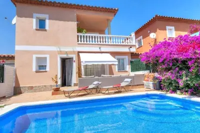 Image de Villa avec piscine privée, barbecue, cheminée, parking, Wifi, près de la plage
