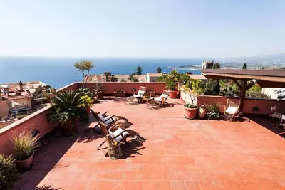Image de Penthouse San Domenico, idéal pour les groupes dans le centre de Taormina avec terrasse.