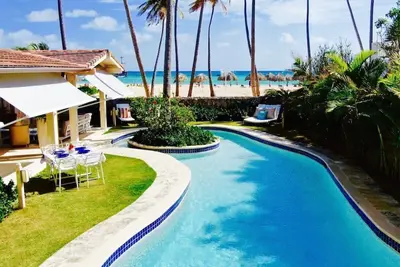 Image de Villa luxueuse avec un design charmant et sophistiqué, piscine, accès à la plage, Wifi