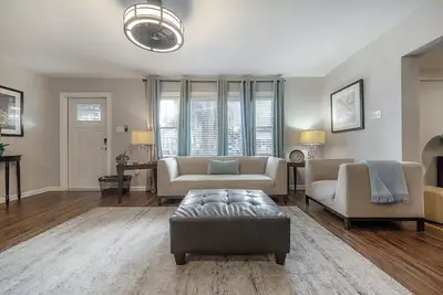 Image de Posh spacious pool house in the Heights.