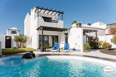 Image de Boutique Villa avec jardin et piscine privée en bord de mer dans l'hôtel. Plage blanche.