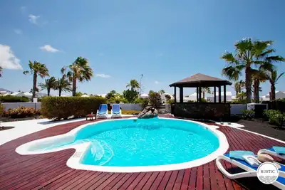 Image de Boutique Villa avec jardin et piscine privée en bord de mer dans l'hôtel. Plage blanche.