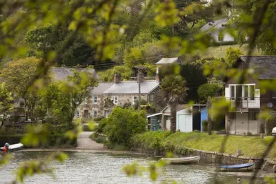 Image de Récemment rénové, Cottage Dogfront Waterfront avec poêle à bois
