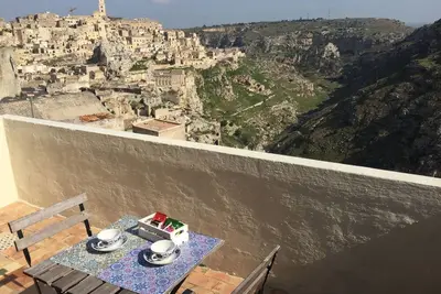 Image de RupeSuiSassi est une maison typique des Sassi de Matera avec une vue splendide.