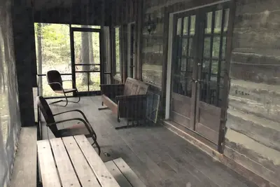 Image de Cabine privée rustique mais confortable dans les bois