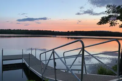 Image de Spacieuse maison moderne sur le lac Tripp dans le Maine