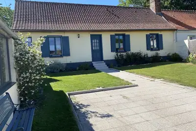 Image de maison entière longère pour 5 personnes et un bébé toute équipée espace jeux