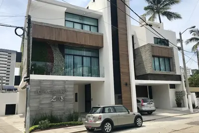 Image de Condo de luxe neuf au rez-de-chaussée près de la plage