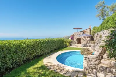 Image de Maison Familiale Rustique avec Vue sur la Mer