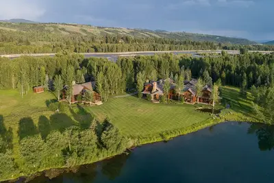 Image de Lodge privé et majestueux niché près des rives de la rivière Snake