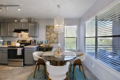 Image de Condo moderne avec vues magnifiques, piscine partagée, bain à remous, tennis, gymnase et plus encore!