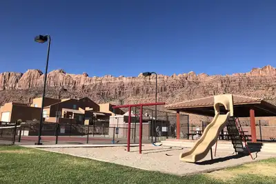 Image de Retraite de Moab derrière les rochers