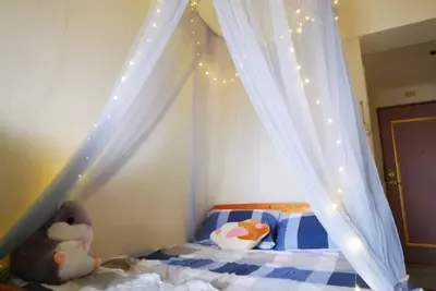 Image de Une chambre confortable avec des histoires de FaFa