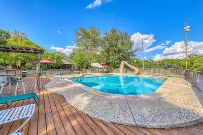 Image de Dog-friendly, lakeview lodge w / une piscine partagée, terrasse meublée et cour fermée