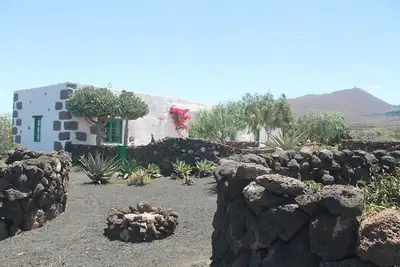 Image de Vieille maison restaurée, avec art et créativité comme devise.