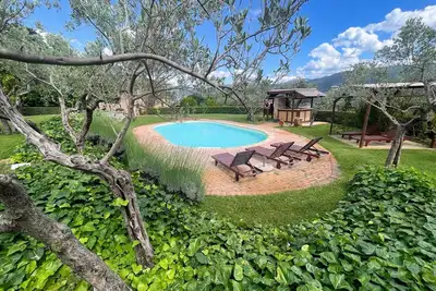 Image de Spoleto Tranquilita + Piscine. Sleeps 20. Wifi. De vastes terrains privés