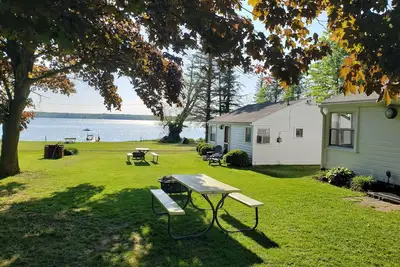 Image de Trois chalets au bord du lac (# 1)