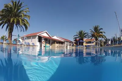 Image de Tria Adelphia - Studio au dernier étage avec vue sur la piscine