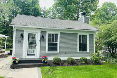 Image de Baby Grand, Cottage acceptant les animaux de compagnie dans le centre-ville de Saugatuck