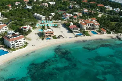 Image de Villa au bord de l'océan tranquille sur la mer des Caraïbes étincelante