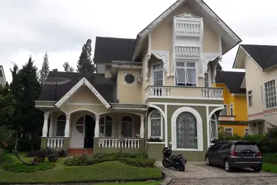 Image de Diva Villa Kota bunga pemandangan langsung menghadap Bukit yang hijau menawan. .