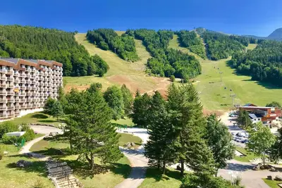 Appartement rénové avec balcon exposé plein sud, proche commerces et parking gratuit