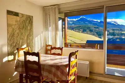 Image de Studio cabine avec balcon, vue montagnes proche centre village
