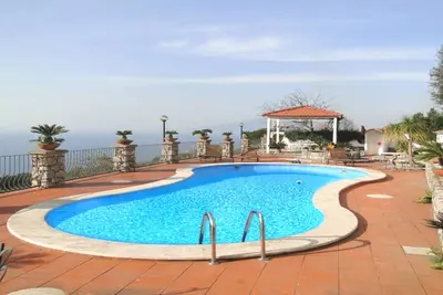 Image de Villa Debby sur la colline de Sorrento avec vue sur la terrasse et fantastique piscine privée