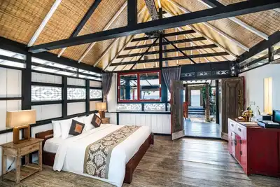 Image de Jemeluk Cottage face à la plage avec une terrasse privée spacieuse
