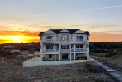 Image de Ocean Beach Carova Beach, pour 16 personnes, salle de jeux, piscine, zone 4x4, chevaux et bombardements