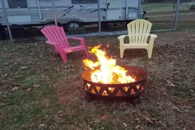 Image de Les fans de Clemson viennent \"Glamp\" sur la mini ferme!