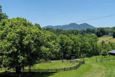 Image de Country Cottage de 800 pieds carrés situé dans les Blue Ridge Mountains