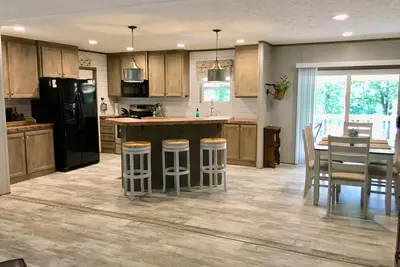 Image de Nouvelle maison de lac spacieuse en ville, 1/2 pâté de maisons du lac, immense terrasse, 2 tanières, vue sur le lac