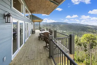 Image de Chalet avec salle des médias, ascenseur et vues à 180 degrés Spectaculaires!