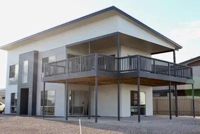 Image de Vue imprenable sur l'océan depuis une grande terrasse