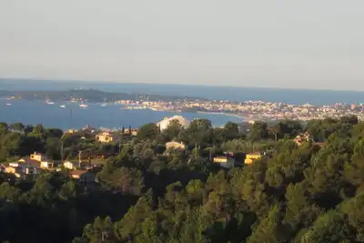 Belle villa dans village provençal - Très belle vue mer