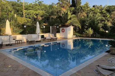 Image de Petite maison de campagne avec piscine privée