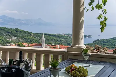 Image de Appartement pour six - bain à remous et vue sur la mer