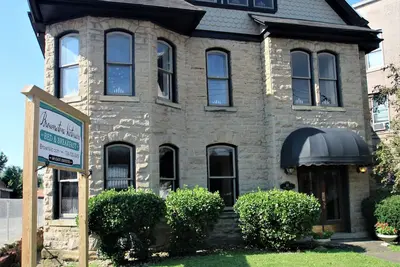 Image de Laissez tomber l'hôtel et profitez du Brownstone Flat d'Uniontown