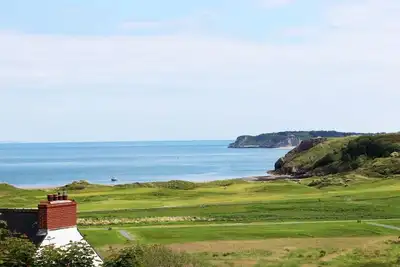 Image de Grande maison de vacances familiale avec vue sur la mer et parking dans la rue.