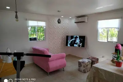 Image de Salle d'étude entrée indépendante avec cuisine complète.