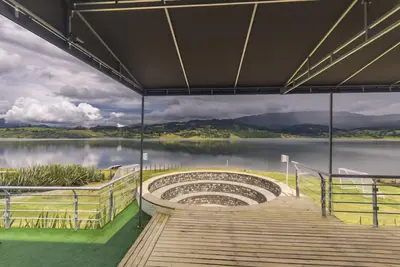 Image de Superbe maison au bord du lac