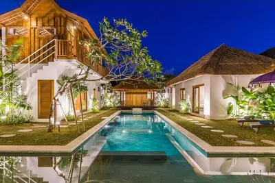 Image de 3 Villas connectées dans le centre de Seminyak / 38pax
