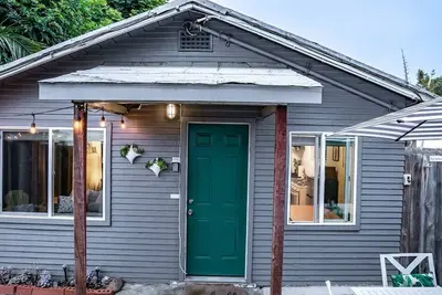 Porte verte Cottage-Dog Friendly-3 pâtés de maisons de la plage!