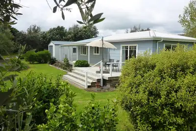 Image de Magnifique chalet, adjacent à la plage et au Motu Trail. Privé et isolé!