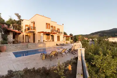 Image de Villa traditionnelle Ageri. La vie est meilleure au bord de la piscine!