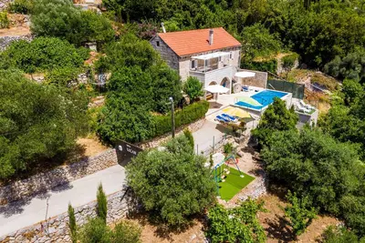 Image de Maison Villa KoÄŤan-Quatre Chambres avec Terrasse et Piscine