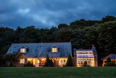 Image de Magnifique chalet 5 étoiles pour 15 personnes avec foyer, poêle à bois et cuisinière Aga