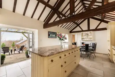 Image de Superbe chalet 5 étoiles avec 4 chambres avec salle de bains, poêle à bois et cuisinière Aga