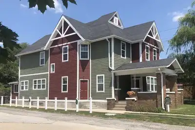 Image de 9 chambres 3 salle de bain complète avec buanderie au centre-ville d'Indianapolis! 20+ personnes